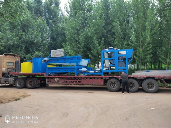 新疆客戶訂購的三網帶式污泥壓濾機卸貨現場