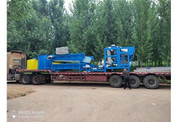 新疆客戶訂購的三網帶式污泥壓濾機卸貨現場